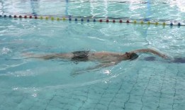 仰泳教学视频,轻松掌握水上飘移技巧